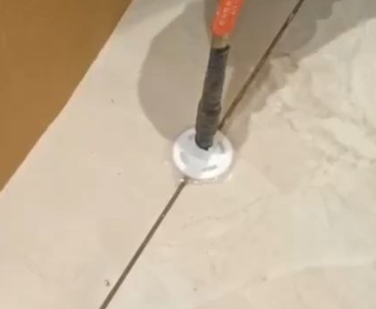 长安瓷砖空鼓维修公司专业解答瓷砖在铺贴过程中，如果没有涂抹均匀到位的粘结材料（如水泥砂浆或瓷砖胶），可能会导致以下问题